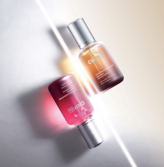 LG생활건강 더마코스메틱 브랜드 'CNP Rx'는 탄력 있고 생기 넘치는 피부 관리를 위한 미라클 처방의 '미라클 앰플' 2종을 신규 출시했다고 22일 밝혔다 .<LG생활건강 제공>